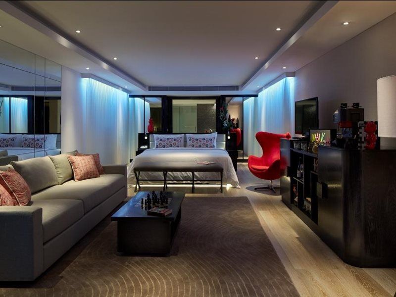Double - Six, Luxury -
