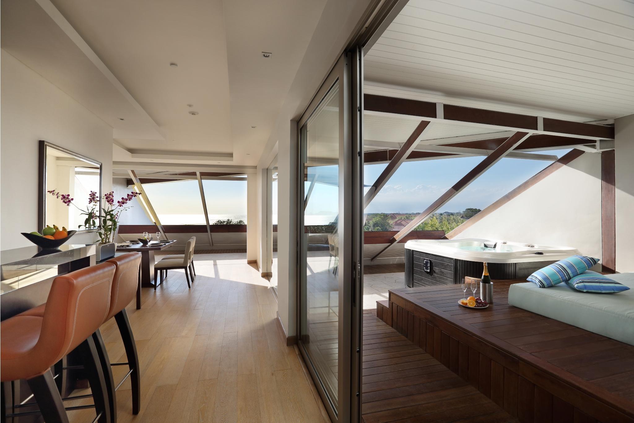 Double - Six, Luxury -